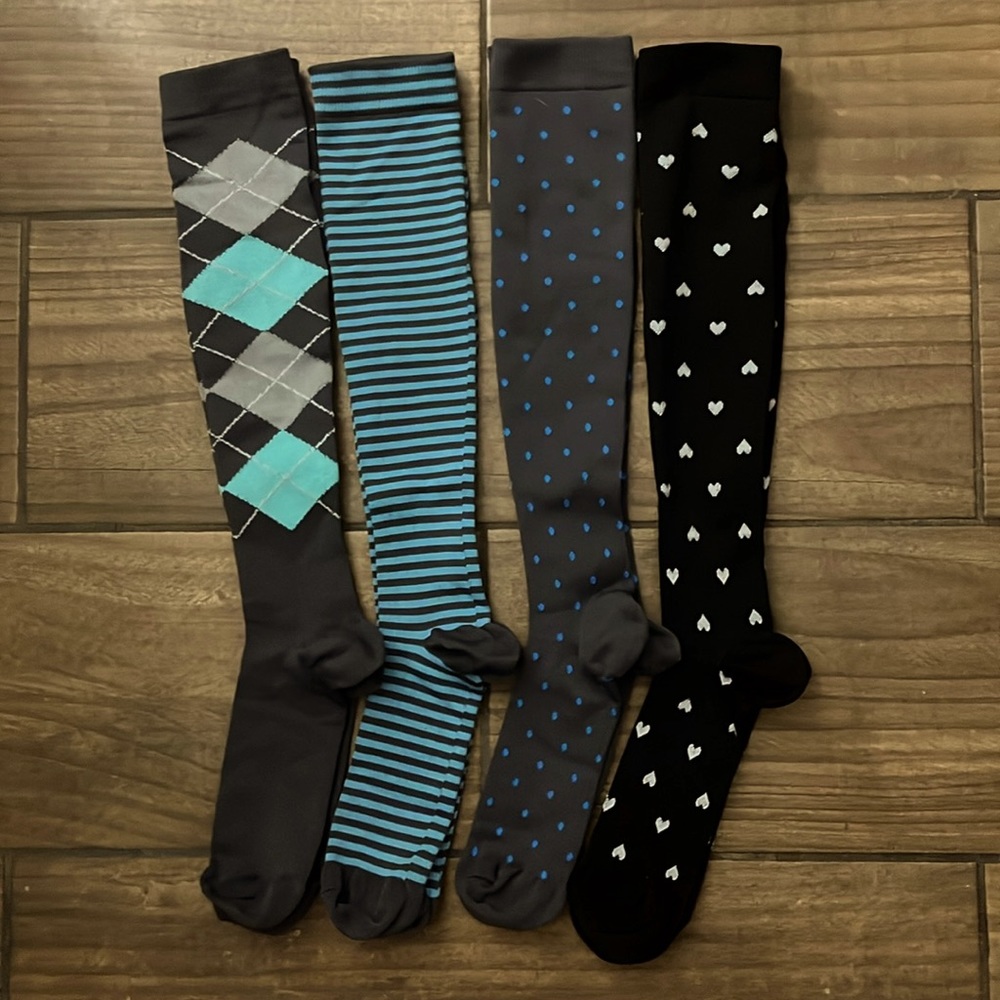 NWOT WOMEN’S SET OF FOUR COMPRESSION SOCKS : SIZE 7-9